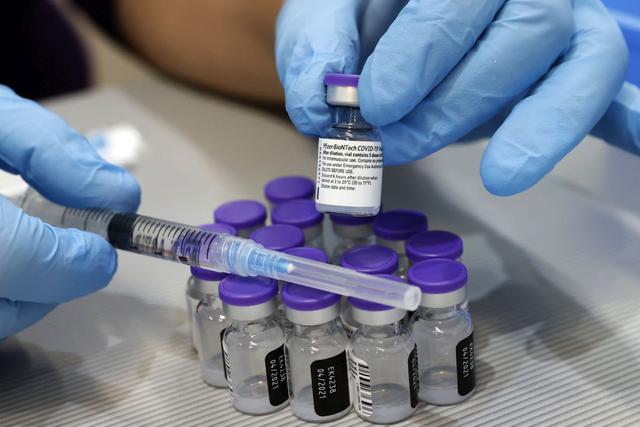 Una jeringa y viales de la vacuna contra el coronavirus Pfizer-BioNTech se ven en el Centro Médico Sheba, en Ramat Gan, cerca de la ciudad costera de Tel Aviv (Israel), el 14 de enero de 2021. (JACK GUEZ / AFP).