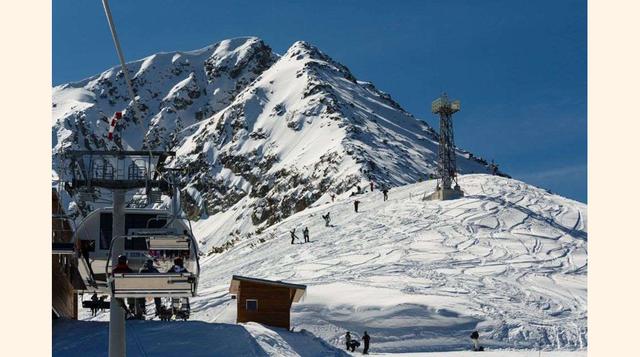Bansko,esta ciudad es muy popular por poseer una de las estaciones de invierno más importantes de toda Bulgaria a una altitud de 925 metros sobre el nivel del mar, donde es frecuente que turistas de todo el mundo la visiten para practicar deportes como es