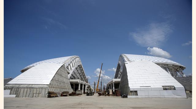 Vista de la construcción del estadio Fisht en Sochi, donde debutará el cabeza de serie del Grupo G. Aquí también se jugará un partido de los cuartos de final. (Foto: Reuters)
