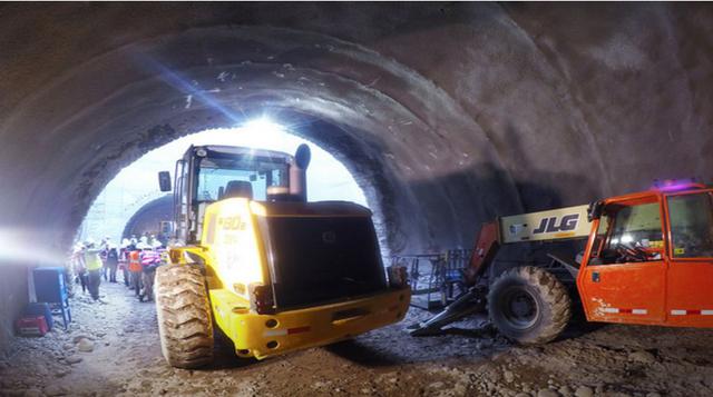 El túnel se construye con un método convencional llamado NATM (Nuevo Método Austríaco), utilizando retroexcavadoras desde los seis pozos de ventilación excavados previamente. Además se ejecuta en dos etapas: en la primera se excava la semi-sección superio