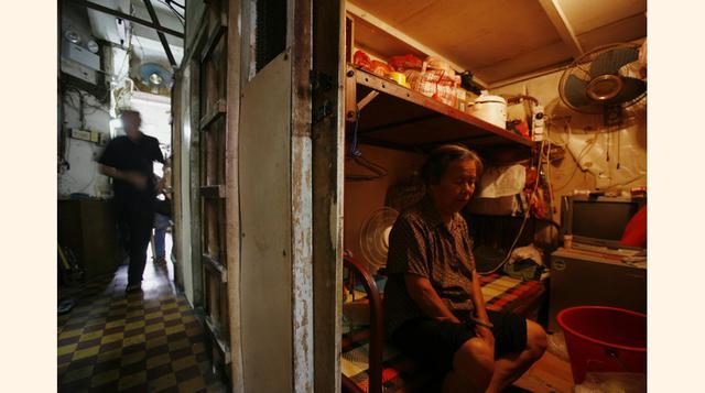 Dentro de un complejo de apartamentos de 183 metros cuadrados en Hong Kong se ubican 19 ‘viviendas’, y todas miden menos de 7.6 metros cuadrados. Se les conoce como "casas cubículos". O, más ominosamente, "casas ataúd". (Foto: Reuters)