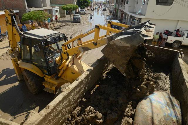 "Primero empezó a venir poquita agua del río, y después 'boom', el agua nos atacó. Ya no podíamos hacer nada. Todas mis cosas están enterradas. Nadie ha venido por esta zona a mojarse los pies", grita Paulina Farromeque desde el techo 