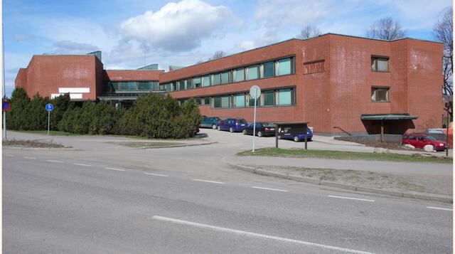 La nueva Universidad Aalto en la capital de Finlandia, Helsinki, tiene el apoyo del gobierno para combinar instituciones. La Escuela de Economía de Helsinki, la Universidad de Tecnología de Helsinki y la Universidad de Arte y Diseño se fusionaron con el o