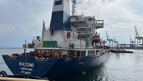 Se muestra el buque de carga seca Razoni, con bandera de Sierra Leona, que transporta un cargamento de 26.000 toneladas de maíz, partiendo del puerto de Odesa en el Mar Negro, en medio de Rusia. invasión militar lanzada sobre Ucrania. (Foto del Ministerio de Defensa de Turquía / AFP)