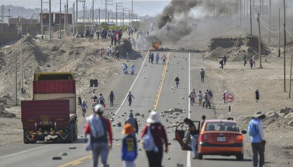 Los manifestantes realizan un bloqueo en la carretera Panamericana en La Joya para exigir la renuncia de la presidenta peruana Dina Boluarte en Arequipa, Perú, el 12 de enero de 2023. (Foto de Diego Ramos / AFP)