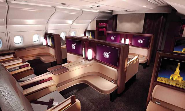 8. Qatar Airways. Qatar Airways ha sido nombrada la aerolínea Skytrax del 2017, además, su cabina de clase ejecutiva también fue nombrada como la mejor del mundo. En Primera Clase, los viajeros disfrutan de asientos en cama plana, 4.000 opciones de entretenimiento y cenas personalizadas. ¡Nada mal!