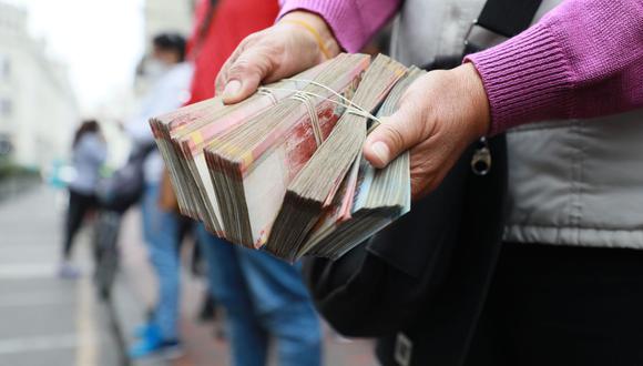 En el mercado paralelo o casas de cambio de Lima, el tipo de cambio se cotizaba a S/ 3.825 la compra y S/ 3.870 la venta de cada billete verde. (Foto: Juan Ponce / GEC)