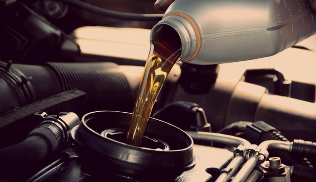 Foto 4 | Indicador del motor o del cambio de aceite. Su propio vehículo lo alertará de que hay algún problema. El indicador de cambio de aceite se encenderá cuando no haya suficiente fluido en el sistema; en casos más severos, se prenderá el indicador del motor. (Foto: Todoautos)