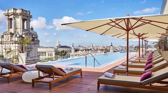 FOTO 41 | Gran Hotel Manzana Kempinski, Cuba
Tienes La Habana Vieja a tus pies, pero lo único que te apetece es quedarte en la piscina disfrutando de las vistas y un buen mojito. Y no podemos culparte. El debut de Kempinski en Cuba ocupa la que fue la primera galería comercial de estilo europeo en el país.