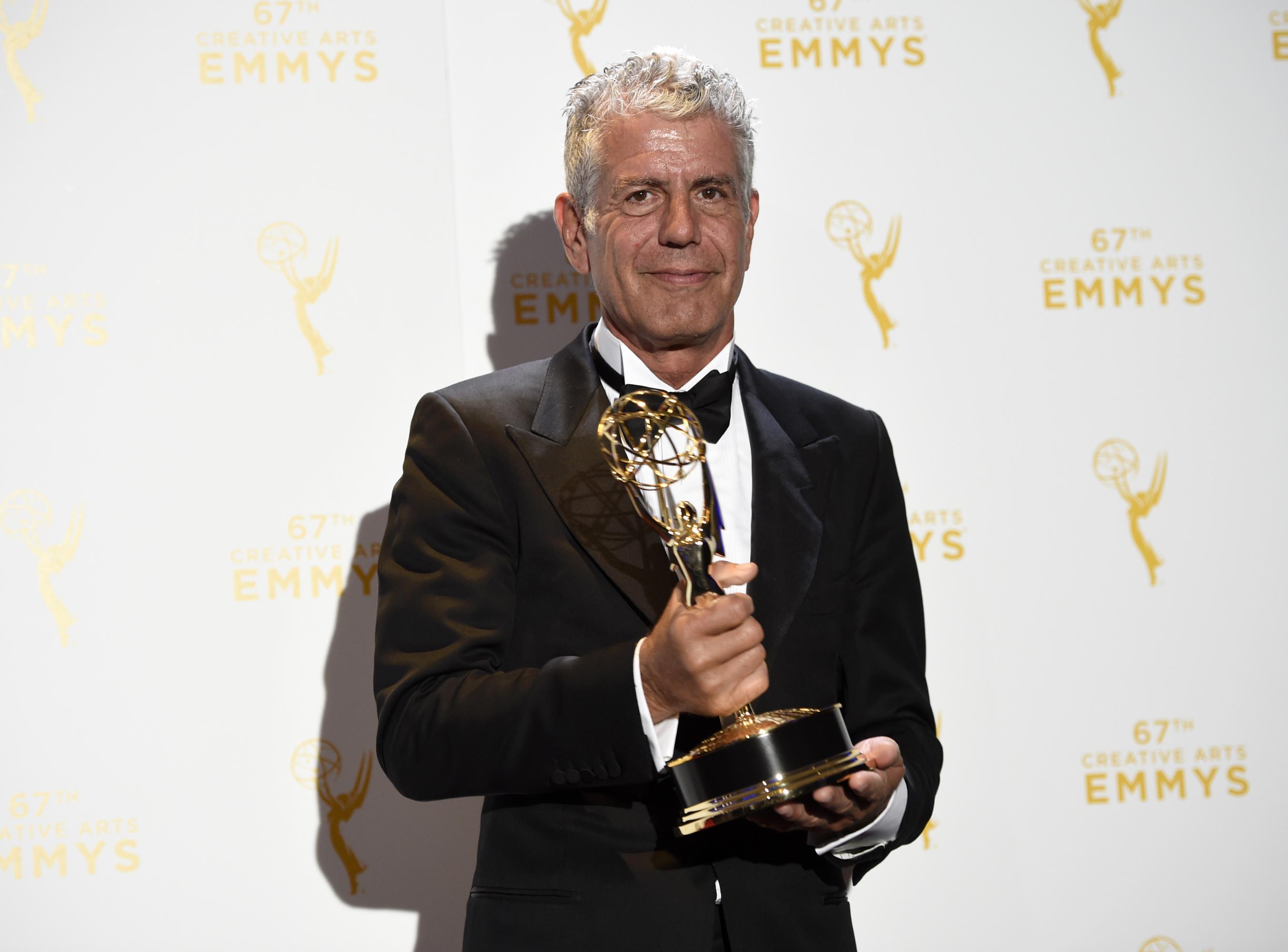 Anthony Bourdain con uno de los premios Emmy que obtuvo en su carrera televisiva. (Foto: AP))