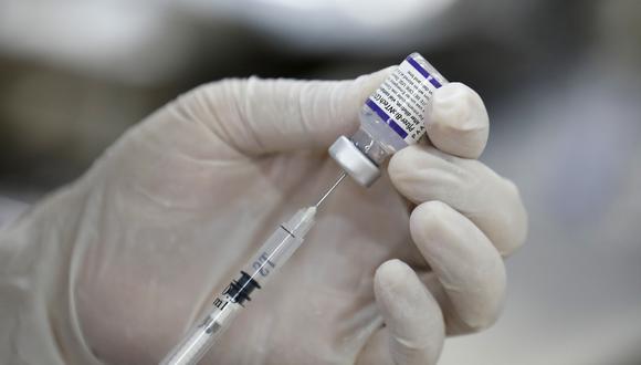 Los expertos también recomendaron que la comunidad internacional se fije el objetivo de vacunar al 70 por ciento de la población mundial contra el COVID-19 a mediados de 2022. (Foto: EFE/EPA/LUONG THAI LINH)