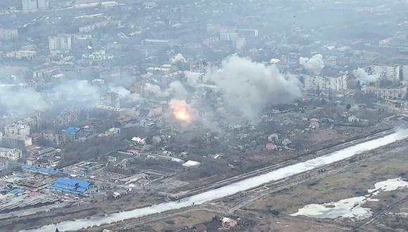 Captura de video de archivo tomada por AFPTV muestra una vista aérea del humo y la destrucción durante los combates en la ciudad de Bakhmut el 27 de febrero de 2023. (Foto: AFPTV / AFP)