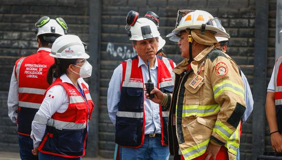 Para controlar el fuego se necesitaron cerca de 20 unidades de los bomberos quienes fueron alertados por el personal de serenazgo del mencionado distrito. (Foto: Agencia Andina)