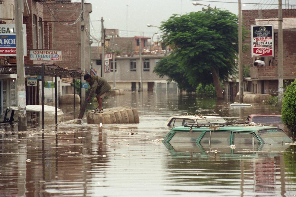 El 29 de enero de 1998, producto de las constantes lluvias el río Ica se desbordó inundando las calles de la ciudad. En algunos lugares de Ica el agua alcanzó a superar los dos metros de altura. (Foto GEC Archivo Histórico)