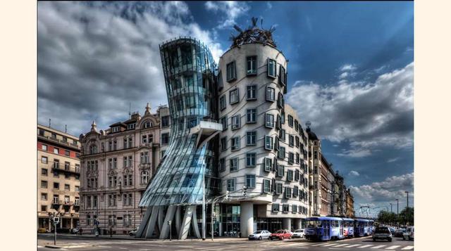 FOTO 1 | La casa danzante – Praga, construído entre 1992 y 1996 este edificio es uno de los símbolos de la Praga más moderna y fue diseñado por uno de los arquitectos más importantes de la actualidad Frank Gehry.