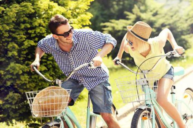 Pasear en bicicleta: Una forma romántica de pasar el día. Además harán ejercicio y respirarán aire fresco.  (Foto: Getty Images