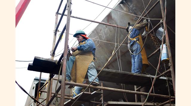 Ahora se está culminando la construcción de la parte central del casco y se trabaja en el proceso de colocación de los motores, grupos electrógenos y otros equipos de la sala de máquinas. (Foto: Manuel Melgar)