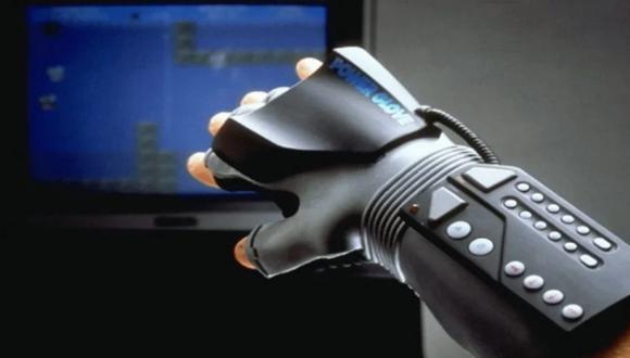 Nintendo lanzó su guante Power Glove, que fue presentado como el primer objeto de la compañía para hacer tangible la realidad virtual. (Foto: EFE)