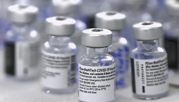 Desde hace meses, la comunidad científica debate sobre la necesidad y la efectividad de inyectar una tercera dosis, que podría ser de vacunas distintas a la inoculada con anterioridad. (Foto: AFP)