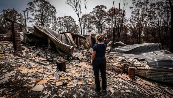 Una residente local observa los restos de su casa que fue destruida por incendios forestales en Nueva Gales del Sur, Australia, en 2020. Fotógrafo: David Gray/Bloomberg