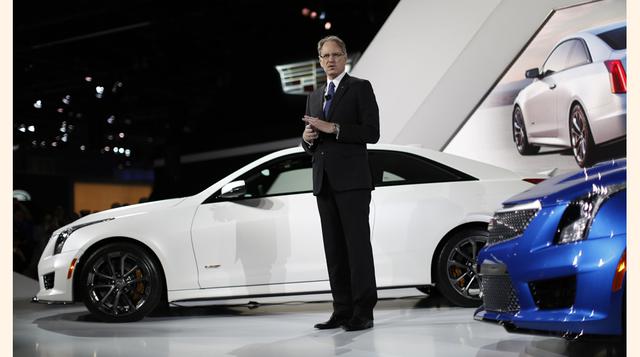 El presidente de Cadillac, Johan de Nysschen, posa con el Cadillac ATS-V. (Foto: Reuters)
