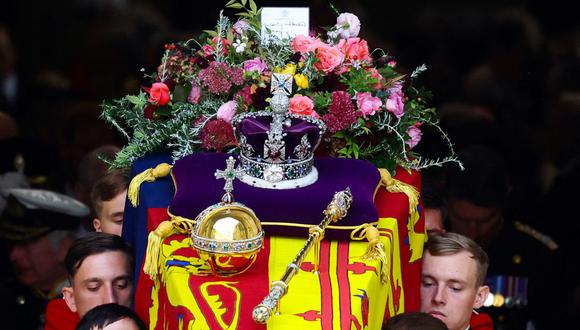 El ataúd de la reina Isabel II de Gran Bretaña se saca de la Abadía de Westminster en Londres el 19 de septiembre de 2022, durante el funeral estatal. (Foto de Hannah McKay  / AFP)