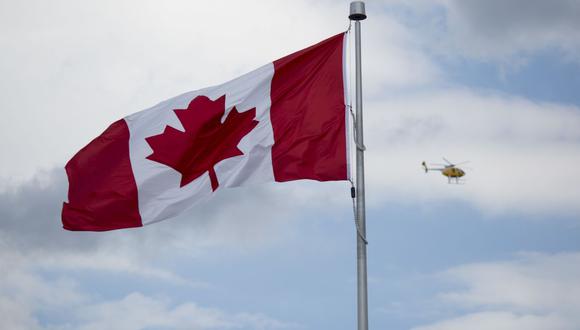 Un helicóptero sobrevuela una bandera canadiense en las Cataratas del Niágara, Ontario, Canadá, el miércoles 21 de junio de 2017. (Fotógrafo: Brent Lewin/Bloomberg)