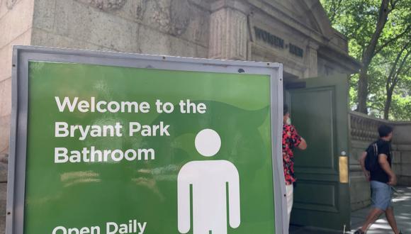 "La falta de baños públicos disponibles, accesibles y limpios en la ciudad perjudica de manera desproporcionada a los neoyorquinos sin hogar, a ancianos, a discapacitados, a embarazadas, a mujeres con la menstruación o a personas con afecciones médica", señalan dos políticos de Nueva York. (Foto: EFE).