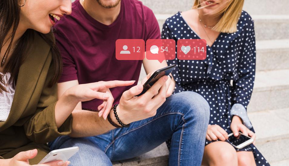 FOTO 1 | 1. CONSUMO EN PC Y LAPTOP. Si bien no es raro suponer que se invierten varias horas diarias en redes sociales a través de su dispositivo móvil, canales alternos como la computadora y la laptop no han dejado de ser útiles, cómodos y atractivos. Un usuario peruano utiliza un promedio de 409.2 minutos en redes sociales a través de su PC y/o Laptop al mes; es decir, casi 7 horas. Nos encontramos muy por encima de la media en Latino América que es 247.0 minutos. (Foto: Freepik)