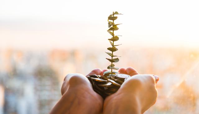 FOTO 5 | 5.     Mayor retorno de inversión: si bien a simple vista el costo puede resultar más alto, se puede obtener un mejor rendimiento de esta inversión educativa si se considera el menor tiempo del programa, empleabilidad internacional y remuneración a futuro.

Esto sin considerar el plan de becas académicas a las que los estudiantes pueden acceder. Estas son en promedio del 20% del costo de la matrícula anual.  (Foto: Freepik)