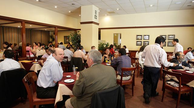 18. Restaurantes. La producción de este sector se incrementó en 2.35%, impulsado por establecimientos de comidas rápidas, pollerías, restaurantes, restaurantes turísticos, chifas y carnes y parrillas, refirió el INEI. La evolución positiva se enmarcó en d