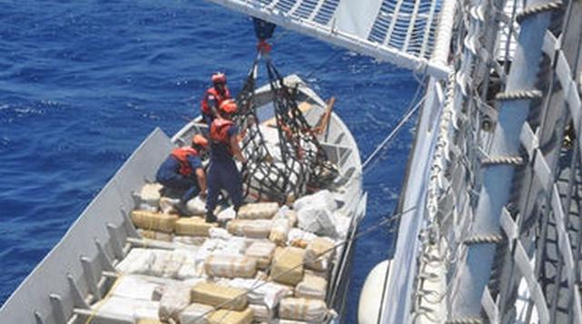 También por mar es transportada la cocaína a Europa, a menudo en contenedores con productos exportados legalmente. (Foto: AFP)