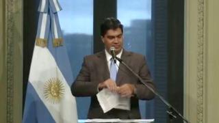 Argentina: Jefe de Gabinete rompió en vivo ejemplar de diario Clarín