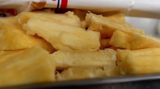 Asimismo, encontraron cucharas e implementos con poco cuidado higiénico, pescado picado en bolsas y malas prácticas de almacenamiento de productos.