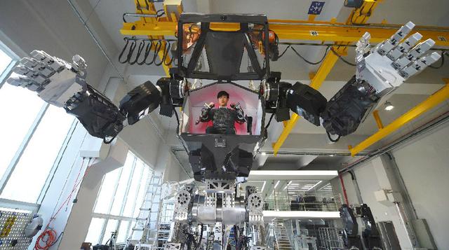 Un robot gigante construido en Corea del Sur logra dar sus primeros pasos como un ser humano, aunque hace temblar el suelo debido a su peso (foto: AFP).