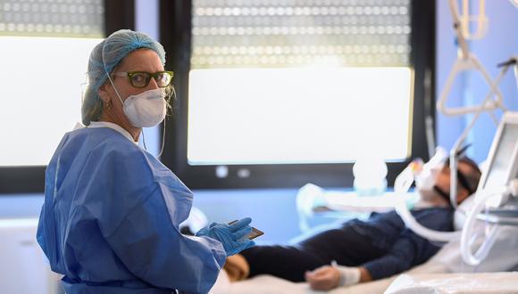 Una trabajadora médica que usa una máscara protectora y gafas observa mientras trata a un paciente de coronavirus (Covid-19) en una unidad de cuidados intensivos en el hospital Oglio Po en Cremona, Italia. (REUTERS / Flavio Lo Scalzo).