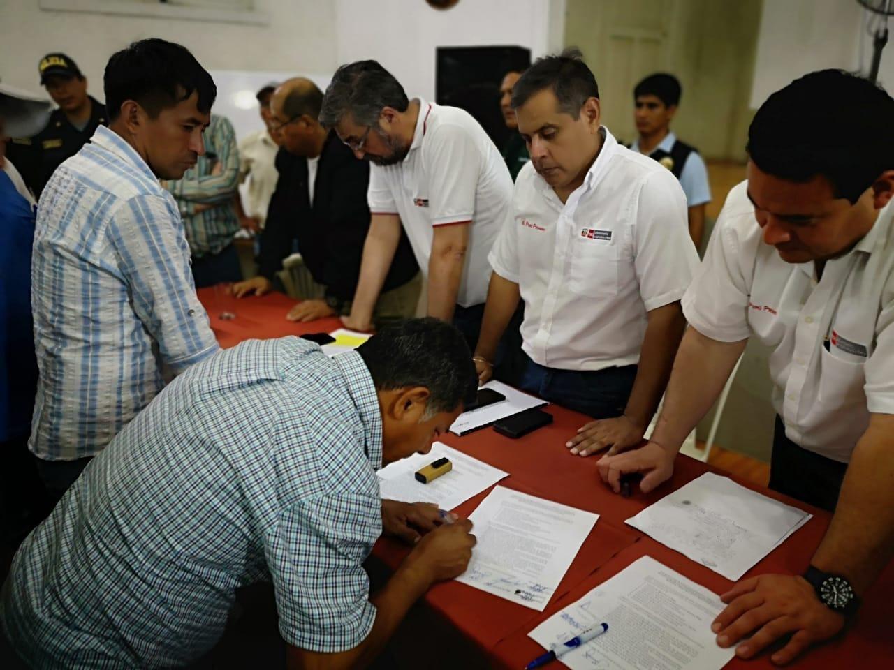 El ministro de Agricultura, Gustavo Mostajo, presencia la firma del acuerdo con los productores de café. (Foto: Difusión)
