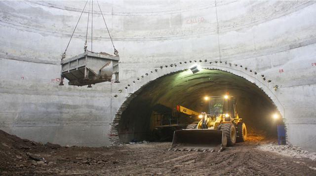 El túnel tiene una profundidad de entre 20 y 25 metros y se construye con un método convencional llamado NATM (Nuevo Método Austríaco), utilizando retroexcavadoras desde los seis pozos de ventilación excavados previamente. Además se ejecuta en dos etapas: