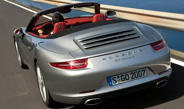 Pero huelga repetir que el verdadero triunfo de Porsche es haber hecho que el 911 Turbo Cabriolet se sienta igual que el más pesado Cupé. Tiene una transmisión automática PDK con siete marchas y dos palancas y tracción en las cuatro ruedas. Al andar por c