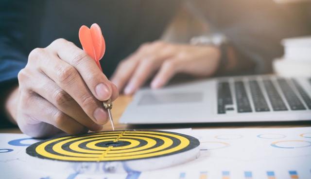 FOTO 2 | 2. ¿Soy un blanco fácil de atacar?
Los factores tradicionales de ventajas competitivas dejan paso a un conjunto de factores mucho más complejo. Para alcanzar una posición única, inimitable, necesito actuar como un blanco móvil, generando permanentemente ventajas competitivas dinámicas, que evolucionen y hagan a mis movimientos más impredecibles, más difíciles de seguir. Esto se logra definiendo claramente mis habilidades esenciales, o core competence. (Foto: Freepik)