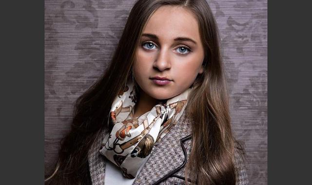 FOTO  16 | 16. Isabella Barrett

Después de hacerse un nombre en el show Toddlers and Tiaras, Isabella Barrett lanzó su propia línea de joyería y ropa, Glitzy Girl y Bound by the Crown Couture. Sí. Es una pequeña de 9 años que se hizo millonaria.