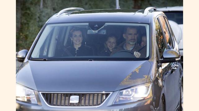 Seat Alhambra Gris, es la última adquisión del rey Felipe y la reina Leticia. Un total de 11 vehículos en sus 12 años de matrimonio. Tal y como puede verse en la imagen, los reyes hicieron su primera aparición con el Seat Alhambra el 6 de diciembre de 201