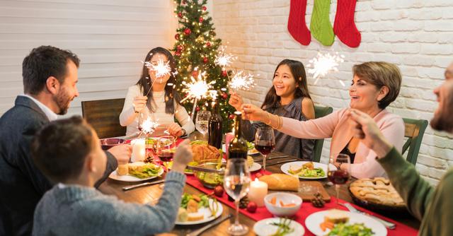 FOTO 2 |  2. Los peruanos destinarán en promedio S/ 376.7 en gastos por Navidad y Año Nuevo, lo cual representa un 25% menos que el 2018, según la encuesta Pulso Perú. Esta cifra se ubica entre la más baja desde 2015. (Foto: iStock)