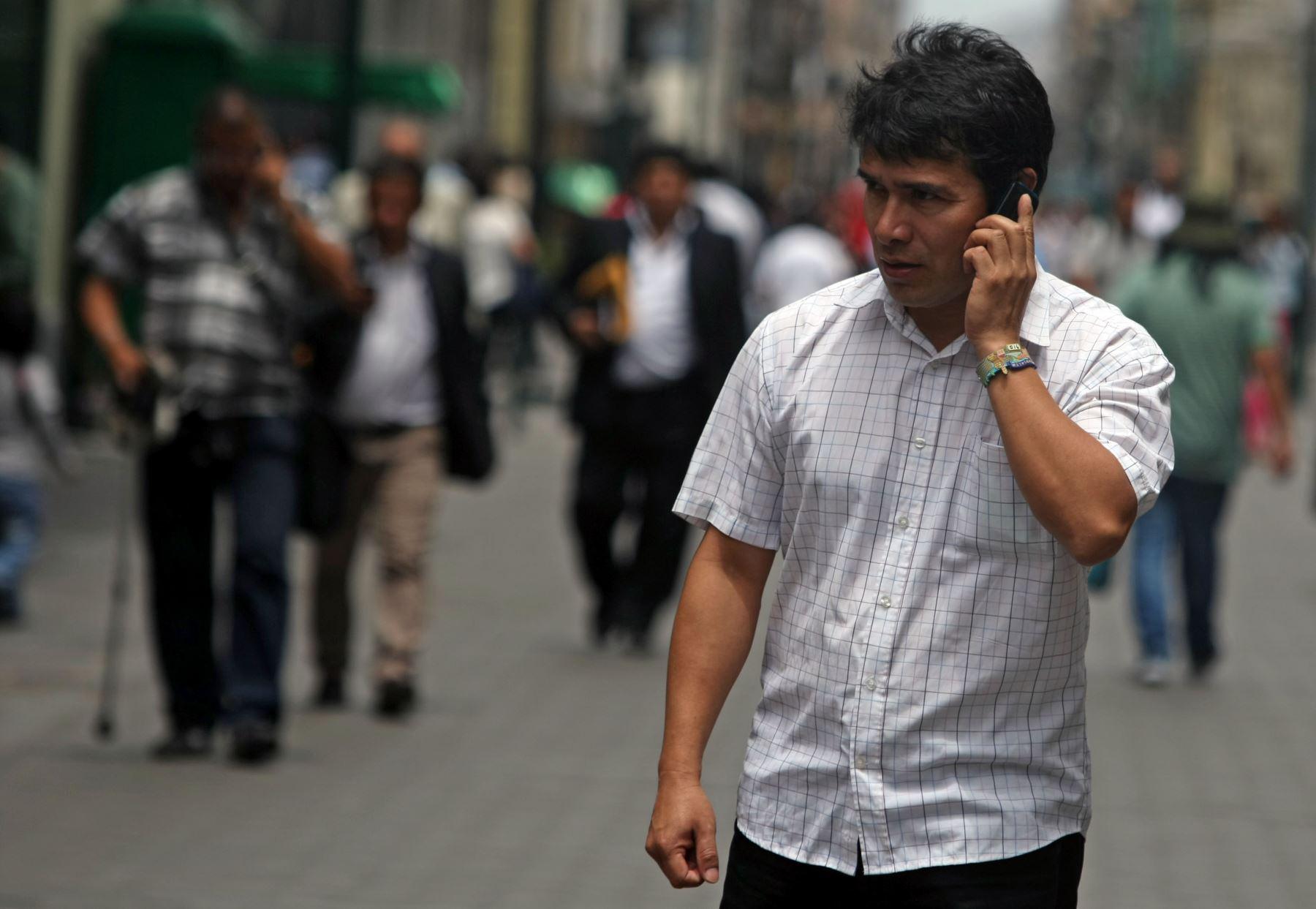 Se podría ampliar la competencia en el mercado de la telefonía móvil. (Foto: Andina)