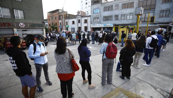 Se registran largas colas en el local de Migraciones ubicado en Breña. Foto: Cesar Grados/GEC