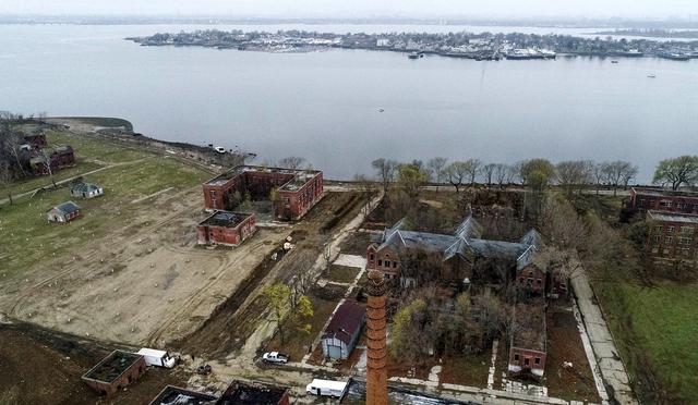 Trabajadores entierran cuerpos en una trinchera en Hart Island, en el distrito de Bronx de Nueva York. (AP/John Minchillo)