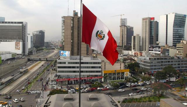 Foto 5 | Cada vez más empresas optan por invertir sus excedentes en fondos mutuos. Los fondos mutuos locales muestran avances importantes, pero aún están lejos del desarrollo alcanzado en otros países de la región. Al cierre del 2017, el monto gestionado por las ocho sociedades administradoras de fondos mutuos que operan en el país se acercó a S/ 30,000 millones, y anotó un crecimiento anualizado de 15% en los últimos cinco años, señaló Javier Swayne, gerente general de BBVA Asset Management. Destacó que si bien tal expansión proviene de los excedentes de personas y empresas, son estas últimas las que cada vez más están optando por invertir en fondos mutuos. Así, en las inversiones de empresas el monto administrado crece a ritmos anuales de 22%, mientras que en las de personas los incrementos son de 14%, indicó Swayne en un evento organizado por Procapitales y la Asociación de Fondos Mutuos. “En el último año, hemos visto que han crecido más las personas jurídicas (empresas) que las personas naturales”, coincidió en señalar Carlos Farro, gerente general de AdCap Asset Management. De los 441, 5511 partícipes de los fondos mutuos reportados a fines del 2017, 12,319 son compañías (Foto: Andina).