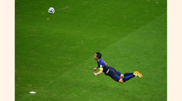Robin van Persie anota de cabeza el primer gol de Holanda frente a España en el debut de ambas selecciones en el Mundial Brasil 2014. (Foto: Getty Images)