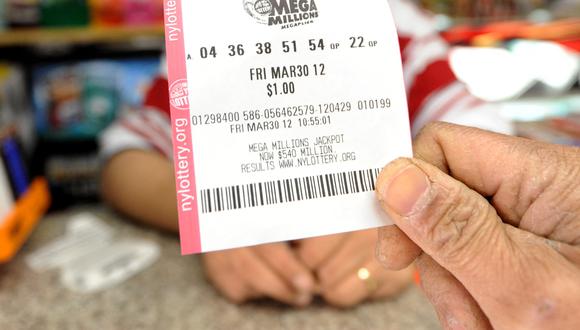 Un cliente de Mega Millions mostrando un boleto que compró en marzo de 2012 (Foto: AFP)
