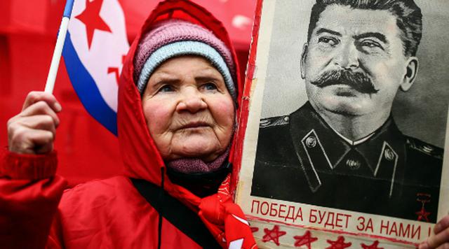 Josef Stalin: Tan frágil y enfermizo que lo apodaron de niño "Sosso" (el delicado), Stalin se crió con violentas palizas de su padre borracho. Intelectualmente precoz, el joven superdotado al que los profesores elogiaban provocaba un verdadero terror entre sus compañeros. Gracias a su experiencia familiar, no tenía miedo de ser golpeado y aprovechaba esa ventaja para imponer su voluntad a los demás. (Foto: AFP)